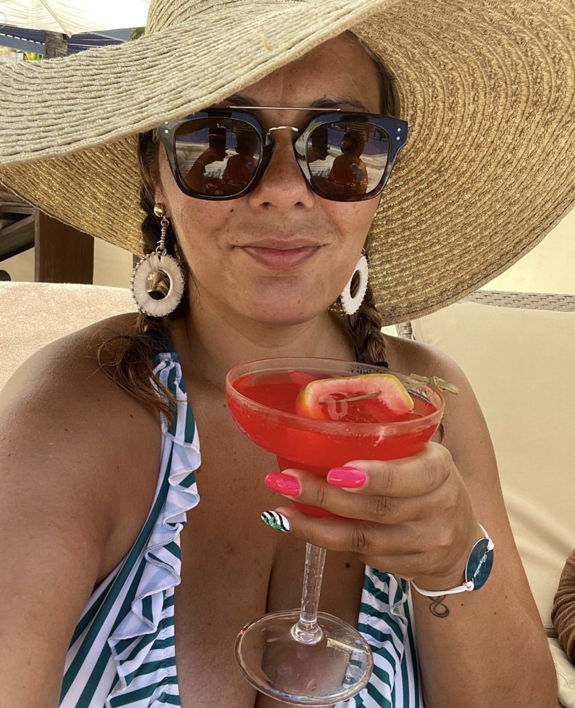Milf with pretty feet and big melons #KC2httUl