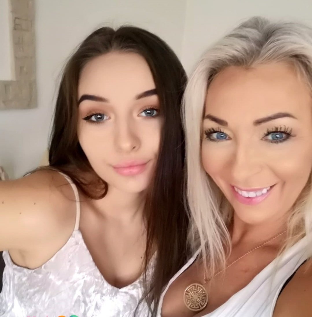 Izabela PAWG with step-daughter Marcelina *step-mom and step-daughter*numerous Czech cum tributes*** #P386Mqb7